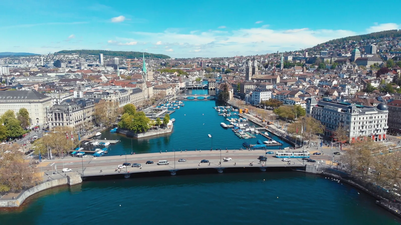 Drohnenansicht von Zürich mit Limmat und Grossmünster