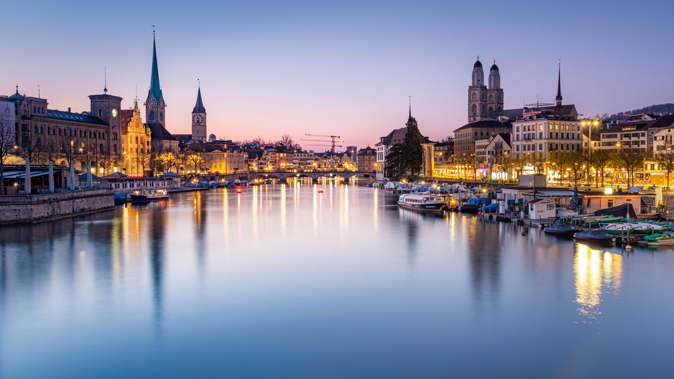 Zürich zur blauen Stunde mit Limmat, Fraumünster und Grossmünster